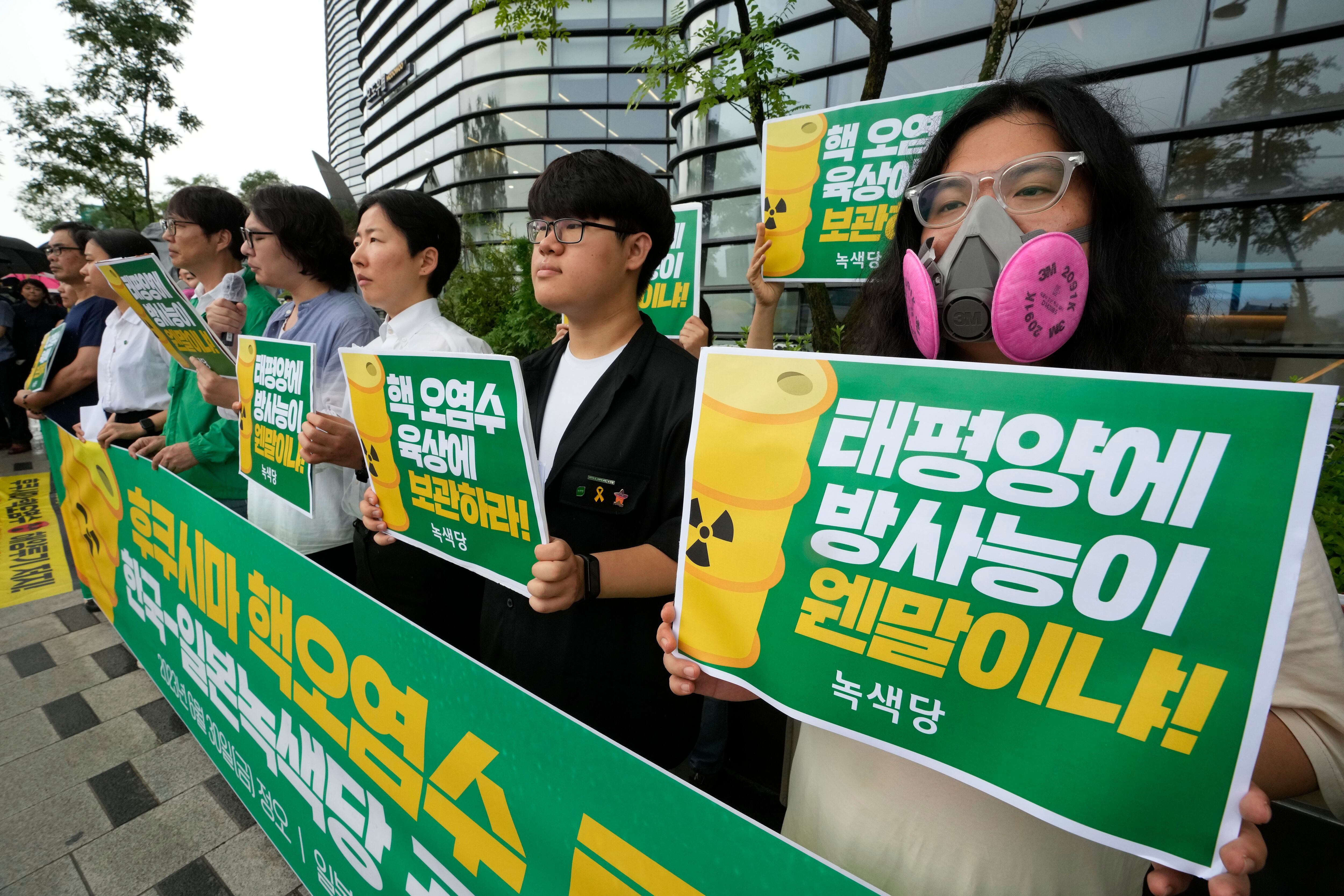 Activistas ambientales protestan el viernes 30 de junio de 2023 contra la decisión del gobierno japonés de liberar aguas residuales radiactivas tratadas de la planta de energía nuclear de Fukushima, cerca de un edificio que alberga la embajada japonesa en Seúl, Corea del Sur