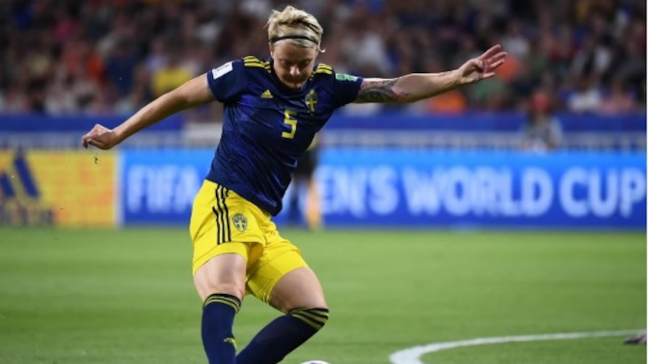Nilla Fischer, la exjugadora sueca que denunció la controversial orden de la Fifa en 2011.