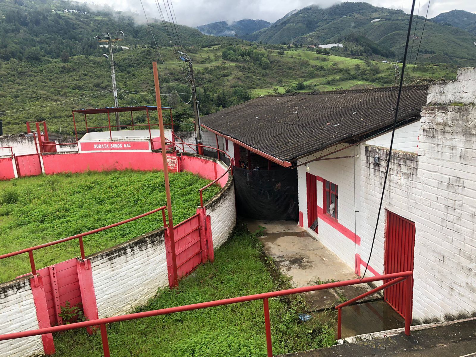 Plaza de Toros de Suratá convertida en salones escolares.