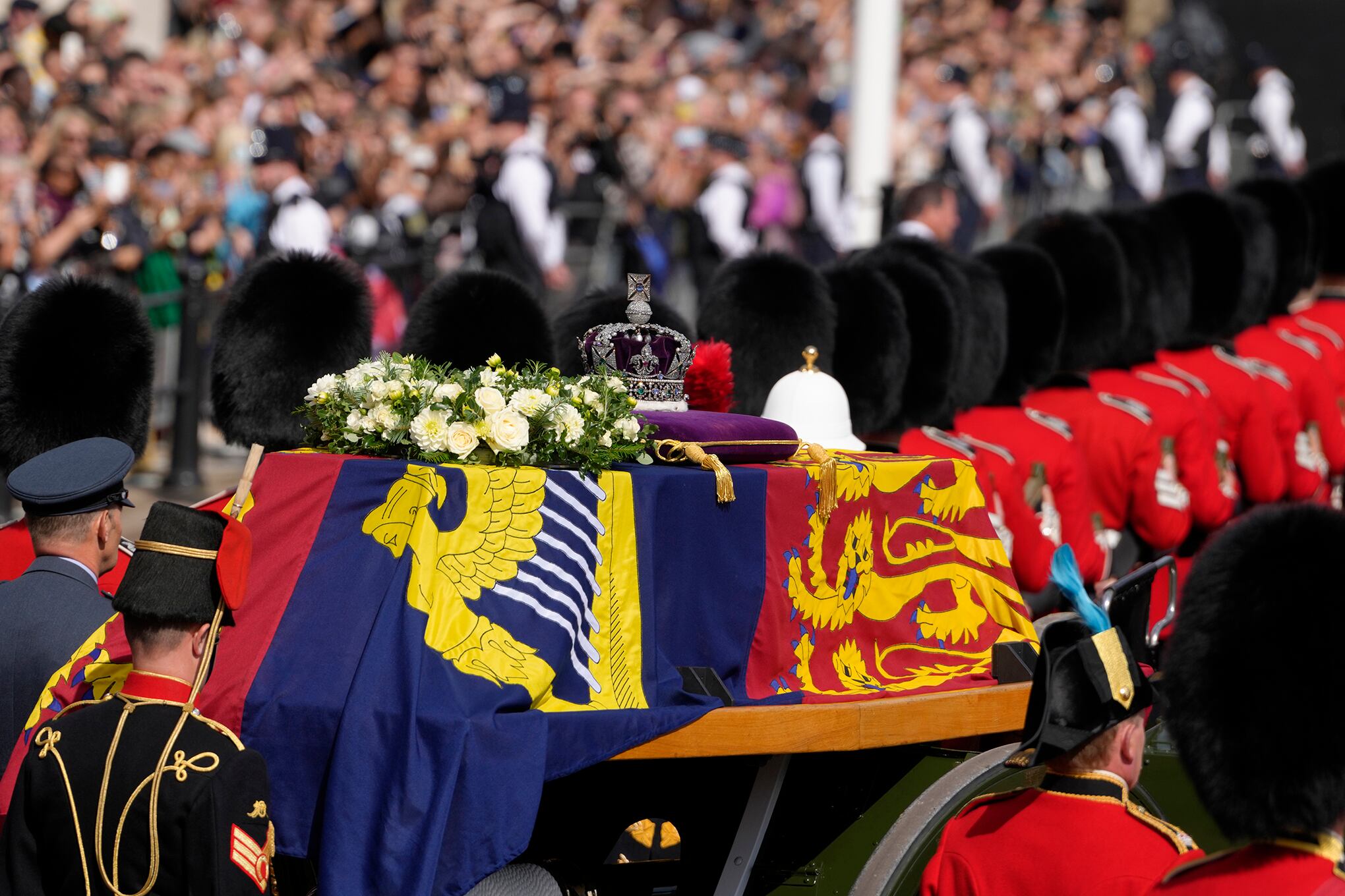En imágenes : Procesión del ataúd de la reina por Londres