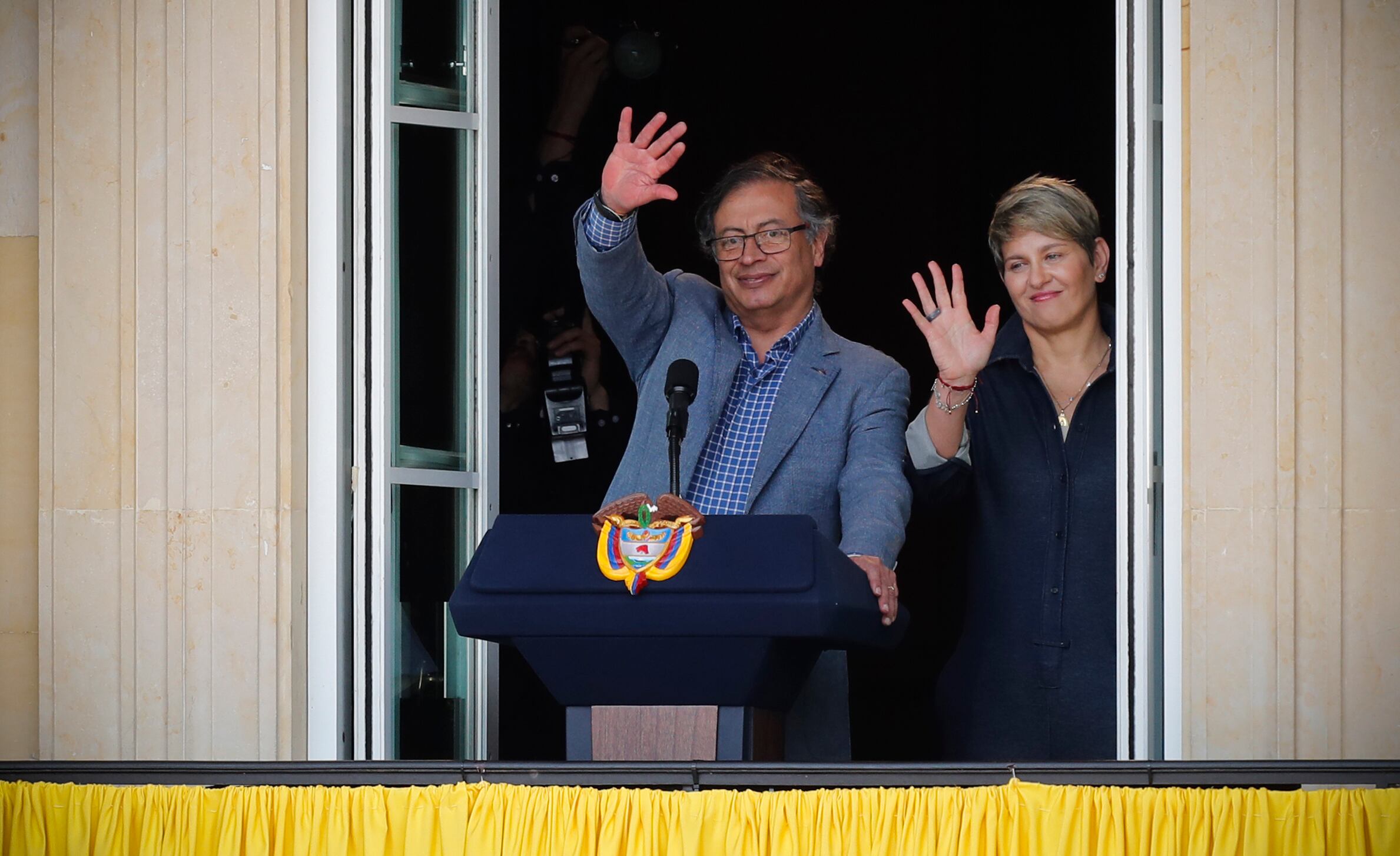 Presidente de la República Gustavo Petro convocó al pueblo el dia de los trabajadores a marchas y que lo acompañaran al discurso  desde el balcón de la Casa de Nariño
Petro saludando
Bogota  mayo 1 del 2023
Foto Guillermo Torres Reina / Semana