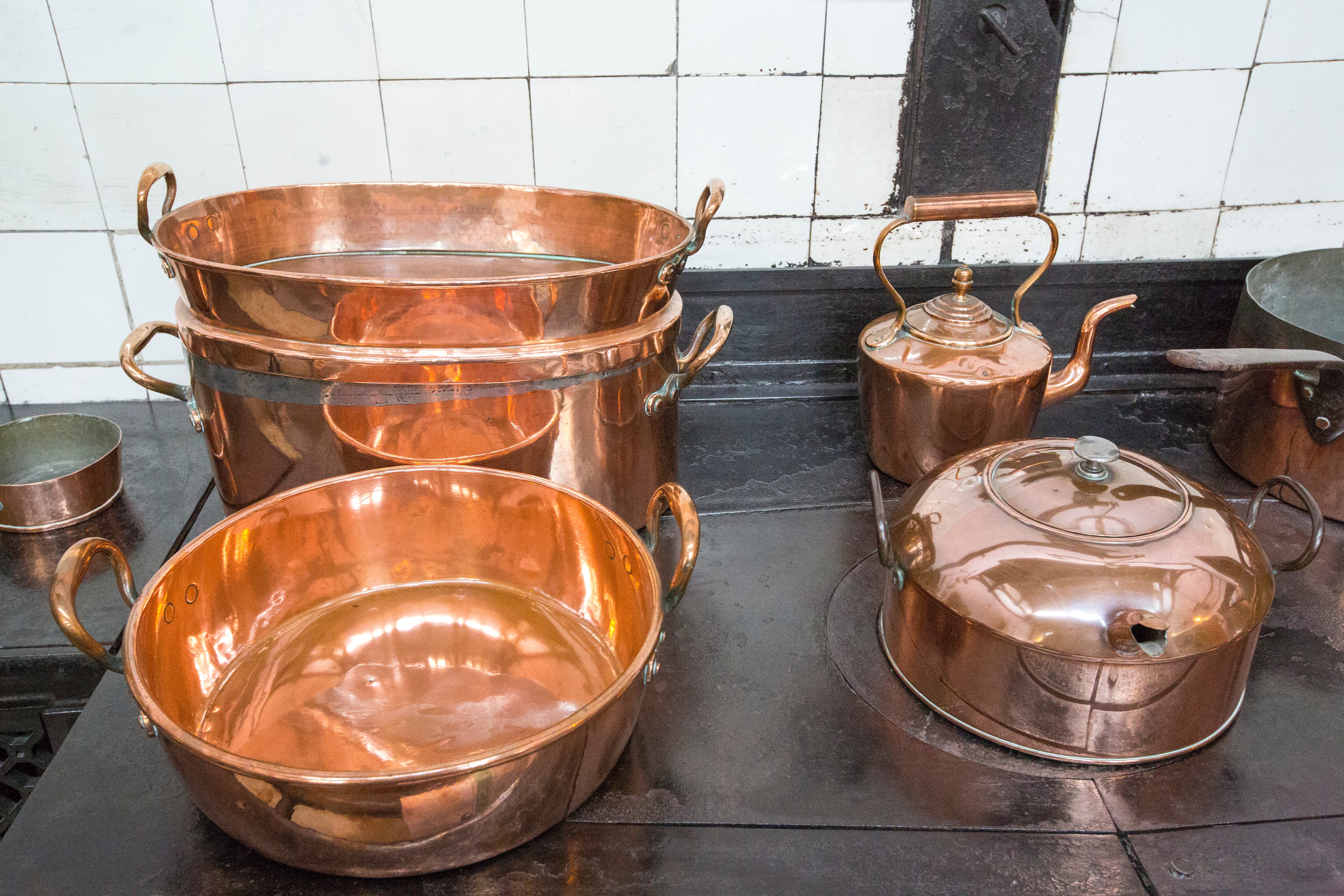 Ollas y sartenes de cobre.