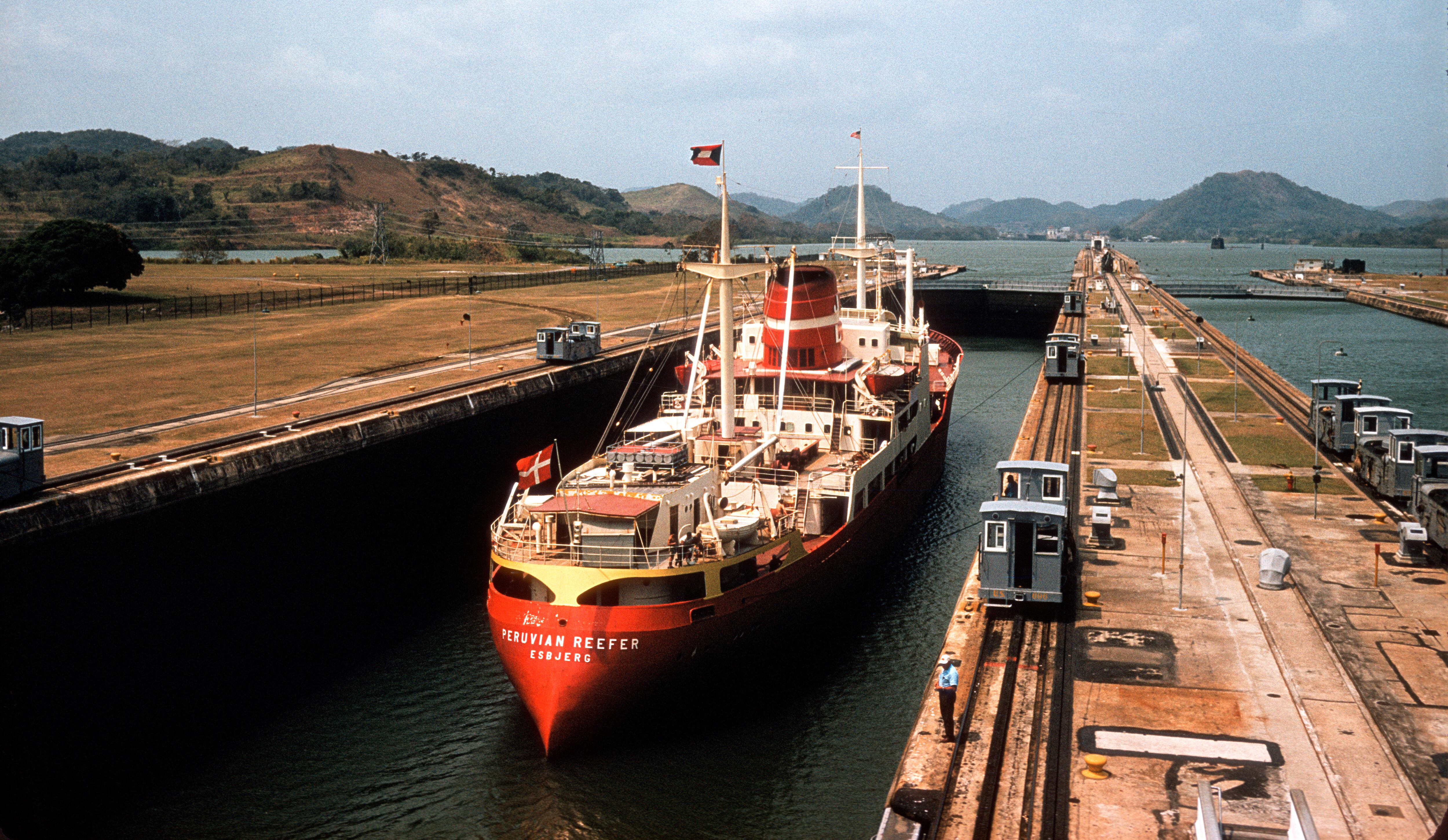 Barco en el canal de Panamá