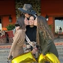 América Guinart y sus hijos celebrando su cumpleaños número 50.