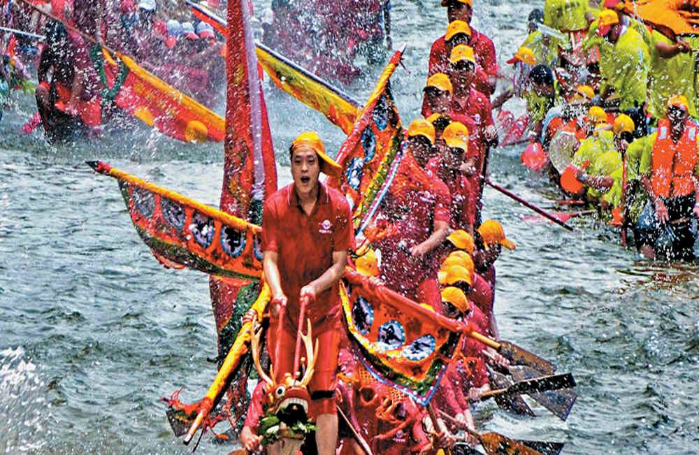 Las competencias en botes de remo son una de las principales actividades de la fiesta del Barco del Dragón. Foto: iStock.