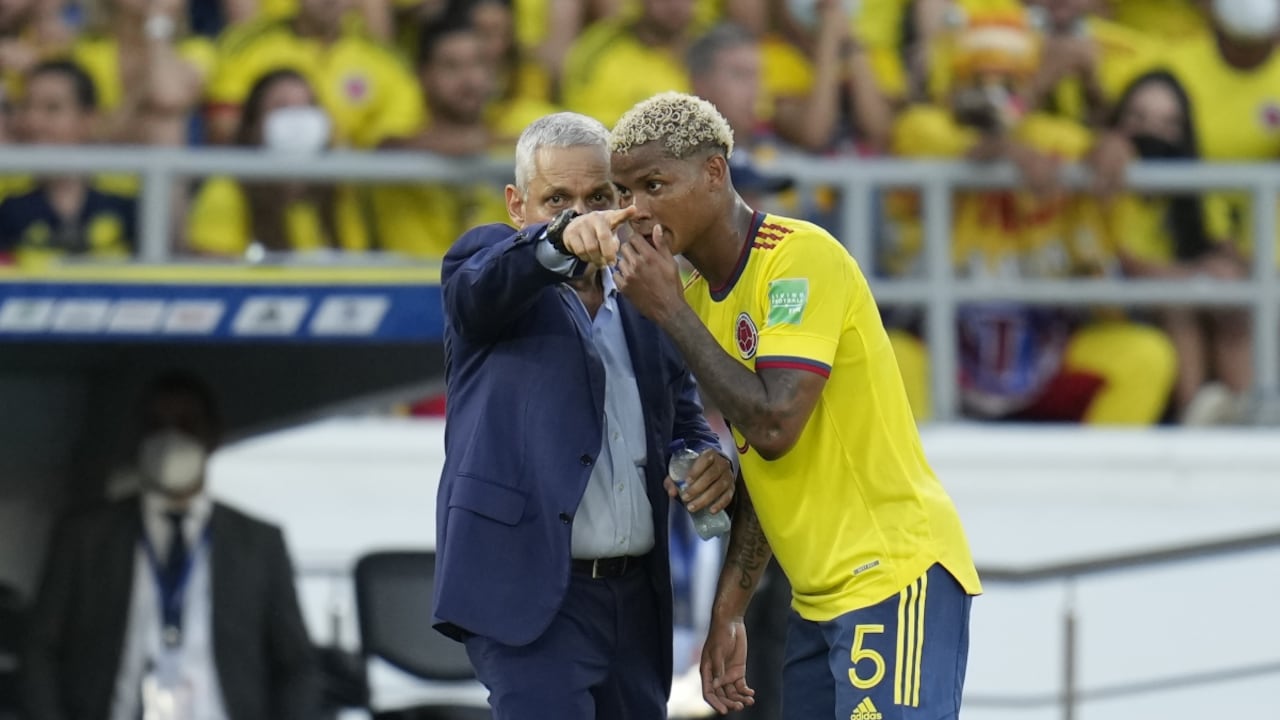 Colombia's coach Reinaldo Rueda gives direction to his player Colombia's Wilmar Barrios during a qualifying soccer match against Peru for the FIFA World Cup Qatar 2022 at Roberto Melendez stadium in Barranquilla, Colombia, Friday, Jan. 28, 2022. (AP/Fernando Vergara)