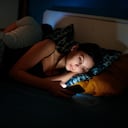 El sueño se puede ver afectado al estar en contacto con pantallas antes de dormir.
