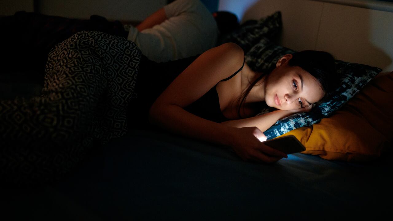El sueño se puede ver afectado al estar en contacto con pantallas antes de dormir.
