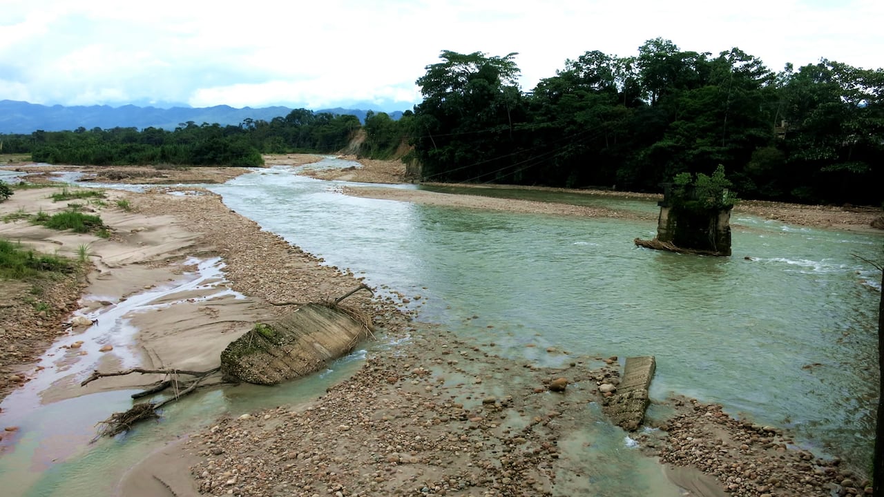 Entre las empresas petroleras y los grupos armados los araucanos sufren las consecuencias de las relaciones entre estos actores, además del deterioro ambiental.