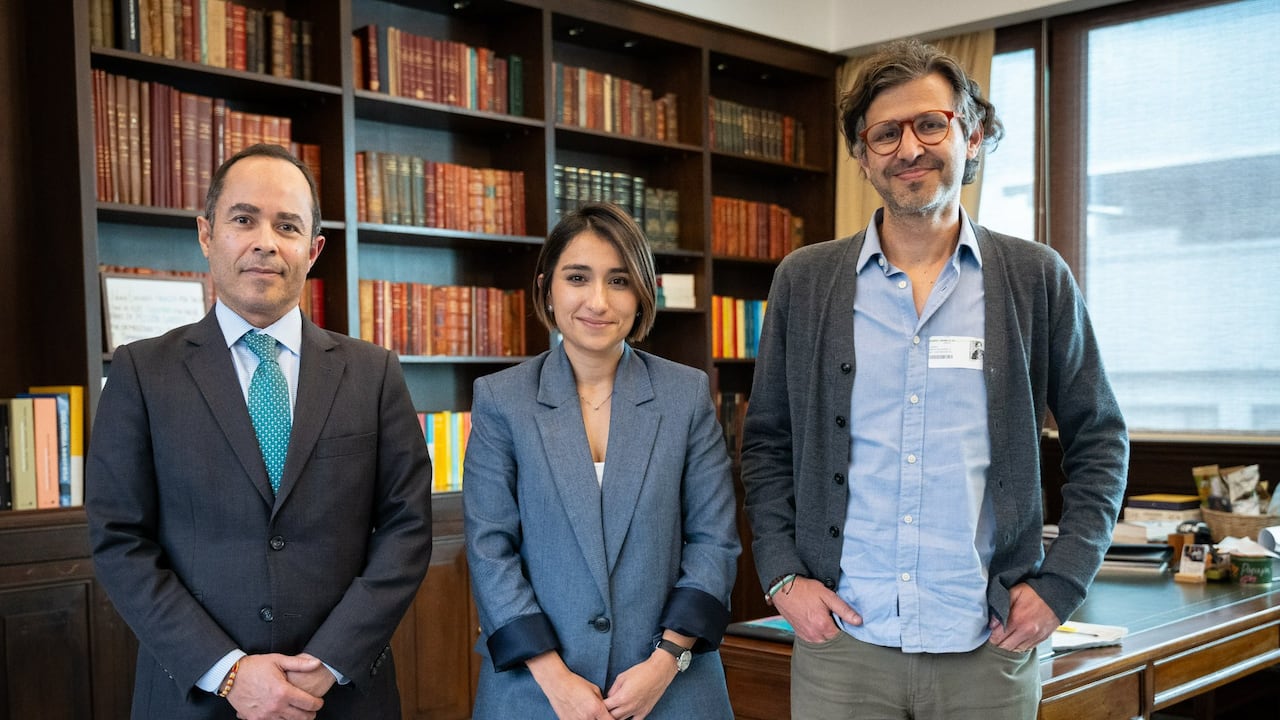 La canciller Laura Sarabia junto a sus viceministros Daniel Ávila (izquierda) y Mauricio Jaramillo Jassir (derecha).
