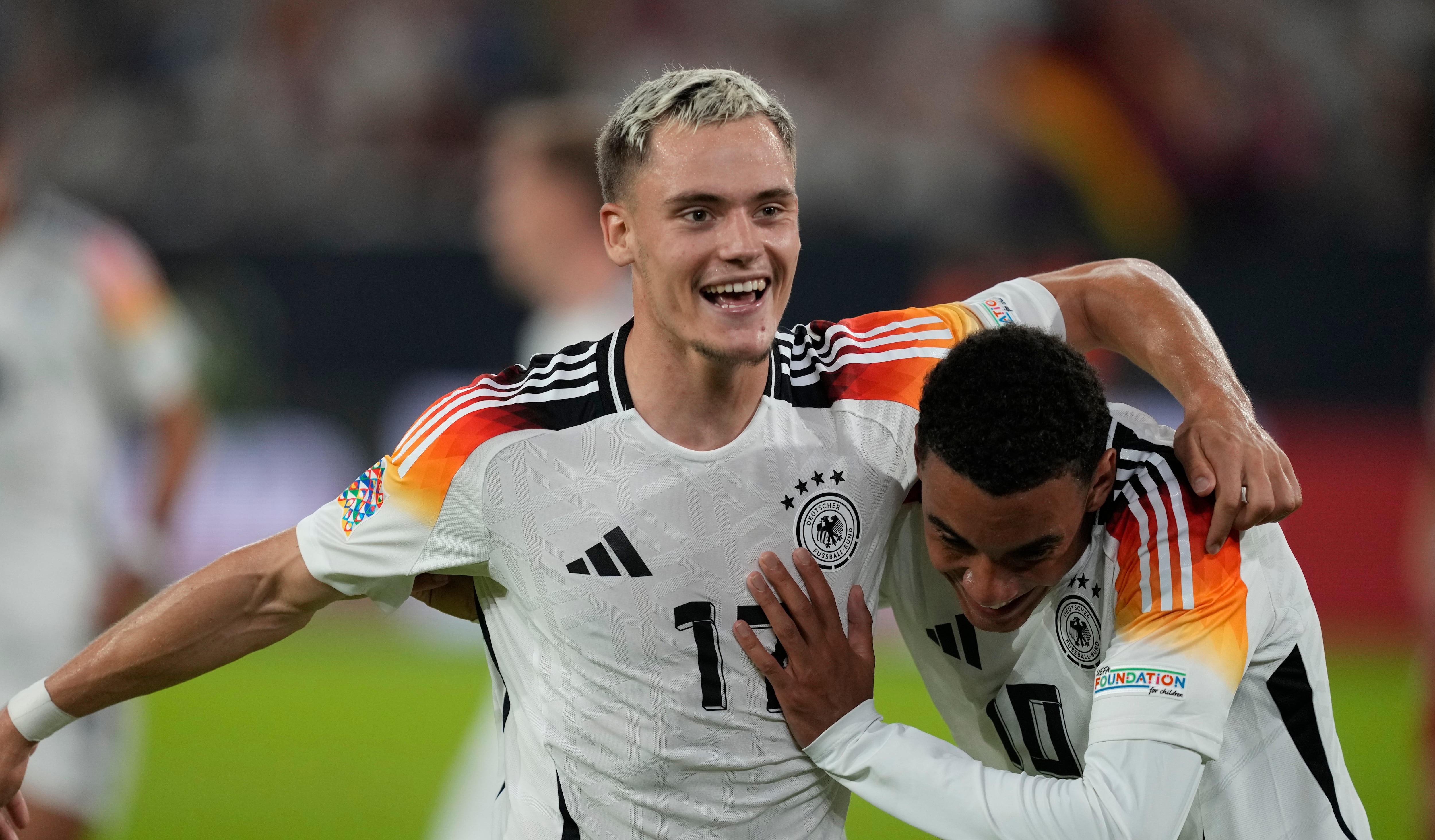 El alemán Florian Wirtz, a la izquierda, celebra con Jamal Musiala después de anotar el tercer gol de su equipo durante el partido de fútbol de la Liga de Naciones de la UEFA entre Alemania y Hungría en el Merkur Spiel-Arena en Dusseldorf, Alemania, el sábado 7 de septiembre de 2024. (Foto AP/Michael Probst)