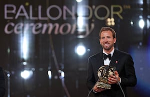 Harry Kane con el Balón de Oro 2026.