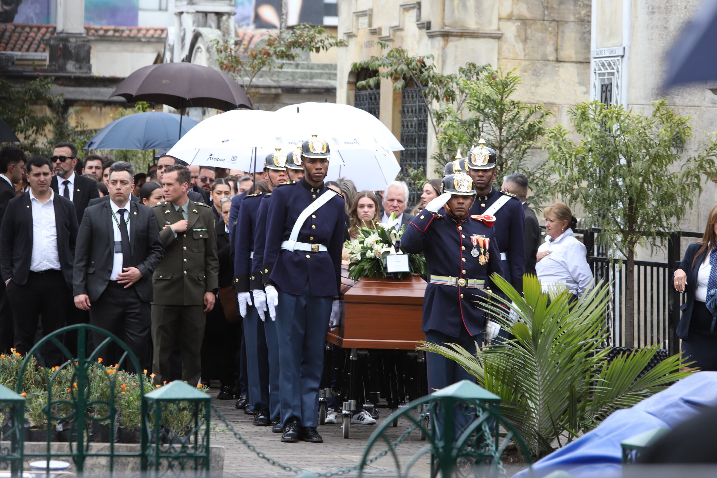 Funeral de Miguel Uribe Turbay: cortejo fúnebre,  Cementerio Central de Bogotá