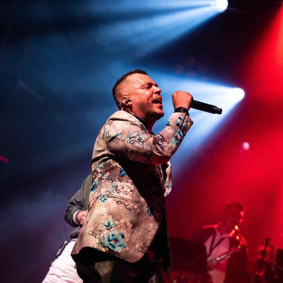 Dinkol Arroyo es un cantante colombiano de música tropical y salsa, reconocido por  ser el hijo y heredero musical del legendario Joe Arroyo, uno de los artistas más  importantes de la música caribeña en Colombia y Latinoamérica. Desde joven  estuvo influenciado por la música de su padre y decidió seguir ese camino artístico,  consolidándose como intérprete con más de 15 años de trayectoria.