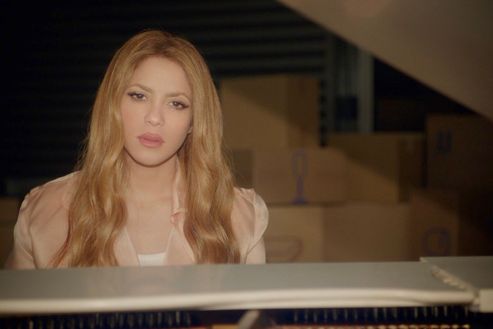 Con esta canción Shakira vuelve a sus raíces, esta vez junto a sus hijos Milán y Sasha, quienes también participaron en esta creación musical.