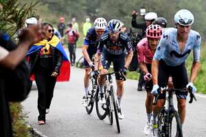 Primoz Roglic va con todo por la camiseta roja en la última semana de competencias