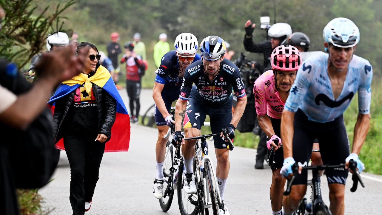 LAGOS DE COVADONGA, SPAIN - SEPTEMBER 03: (L-R) David Gaudu of France and Team Groupama-FDJ and Primoz Roglic of Slovenia and Team Red Bull Bora - hansgrohe compete during the La Vuelta - 79th Tour of Spain 2024, Stage 16 a 181.5km stage Luanco to Lagos de Covadonga 1069m / #UCIWT / on September 03, 2024 in Lagos de Covadonga, Spain. (Photo by Tim de Waele/Getty Images)