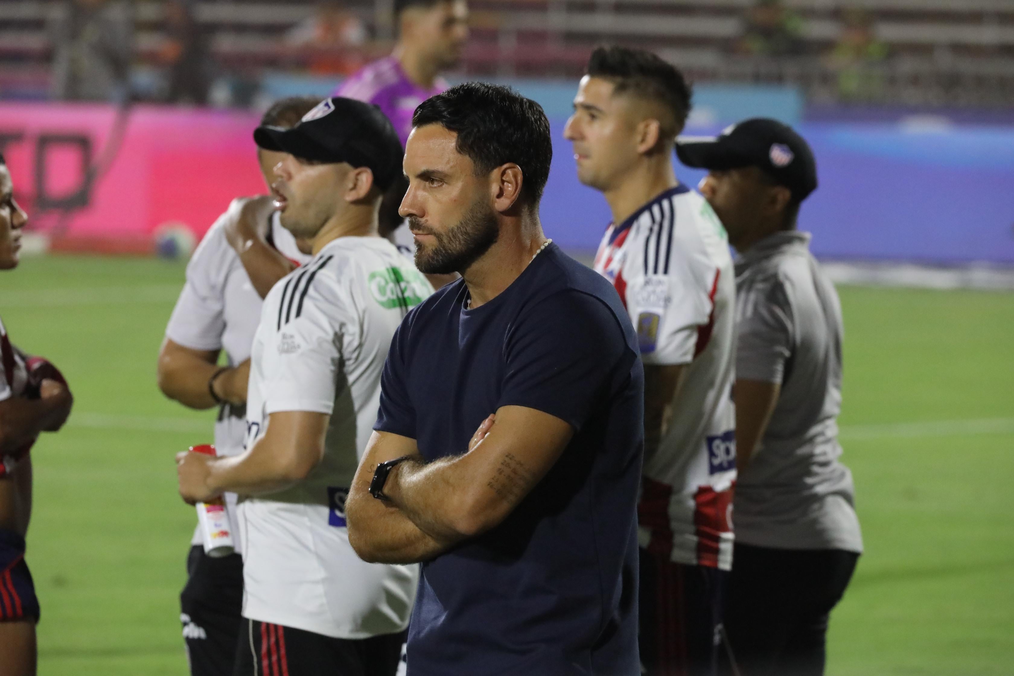 Sebastián Viera en su primer partido como DT de Junior