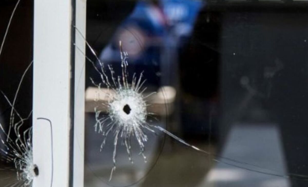 Los impactos de bala al negocio de la familia Rocuzzo.