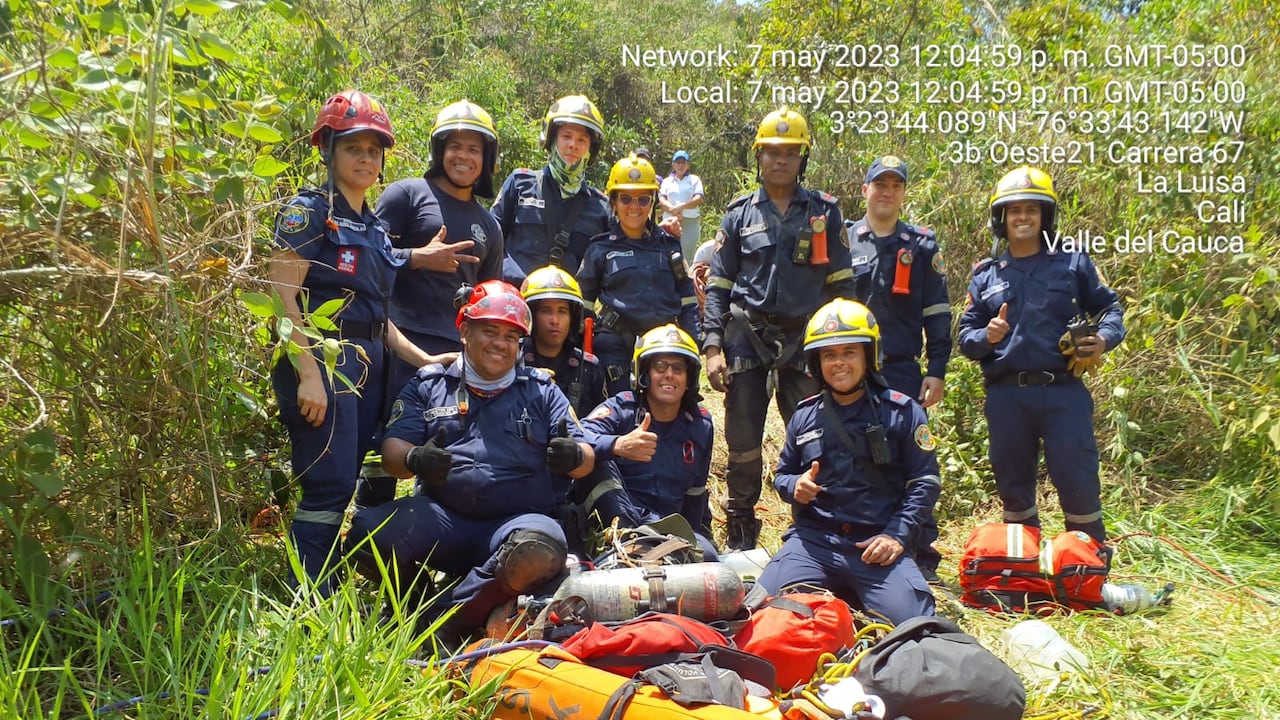 Los socorristas posaron para una foto tras el exitoso rescate.