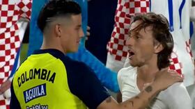 James Rodríguez y Luka Modrić intercambiando camisetas tras el amistoso entre Colombia y Croacia.