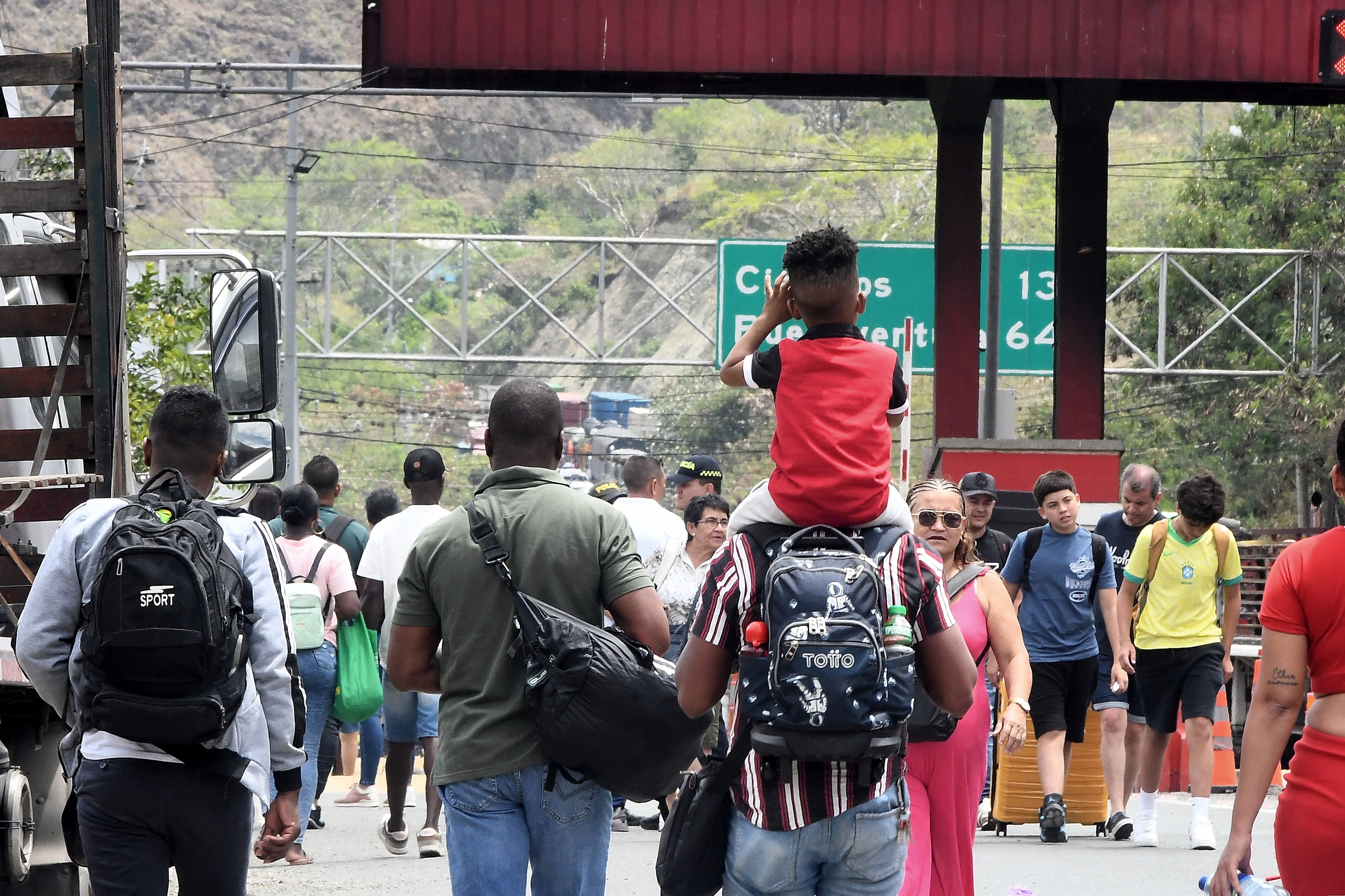 Cali: Perdidas millonarias deja un nuevo bloqueo en la vía a Buenaventura a la altura de Lobo guerrero. Comunidades afros del alto y bajo Naya del Cauca dejaron su terreno y se desplazaron hasta la vía de ingreso al puerto, impidiendo el paso a trasportadores, turistas y comerciantes. Foto José L Guzmán. EL País