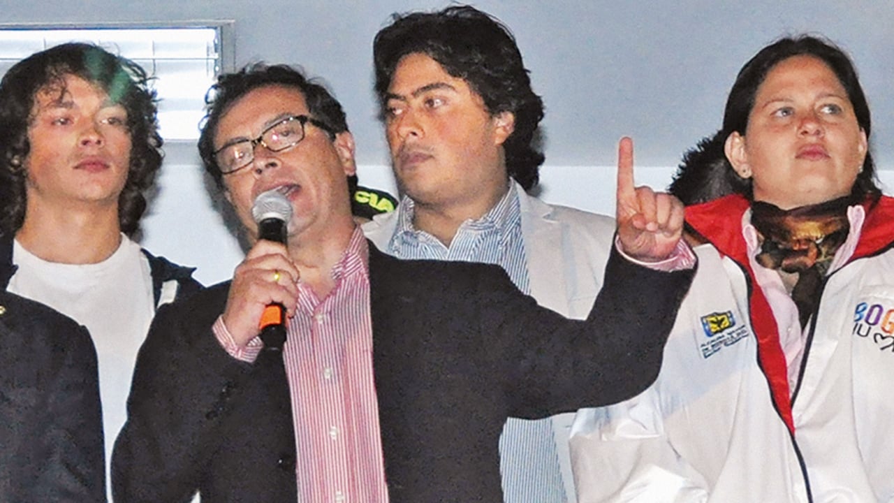 Nicolás Petro Burgos se volvió el escudero de su papá en el Palacio Liévano y, aunque no tenía cargo oficial, permanecía junto a él. Si algo disfrutaba, era el reflejo de las luces y las cámaras. Incluso, lo acompañó en el balcón cuando el entonces alcalde fue destituido por decisión de la Procuraduría de Alejandro Ordóñez.