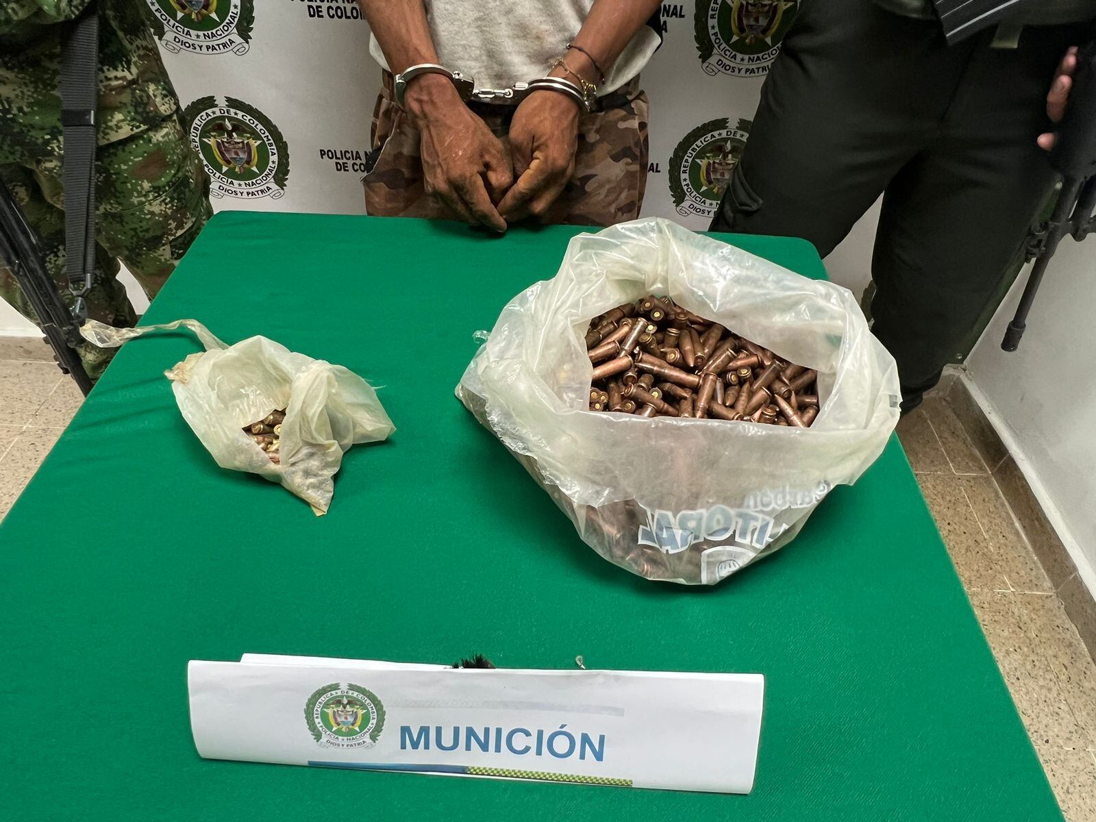 El hombre tenía municiones de fusil y pistolas