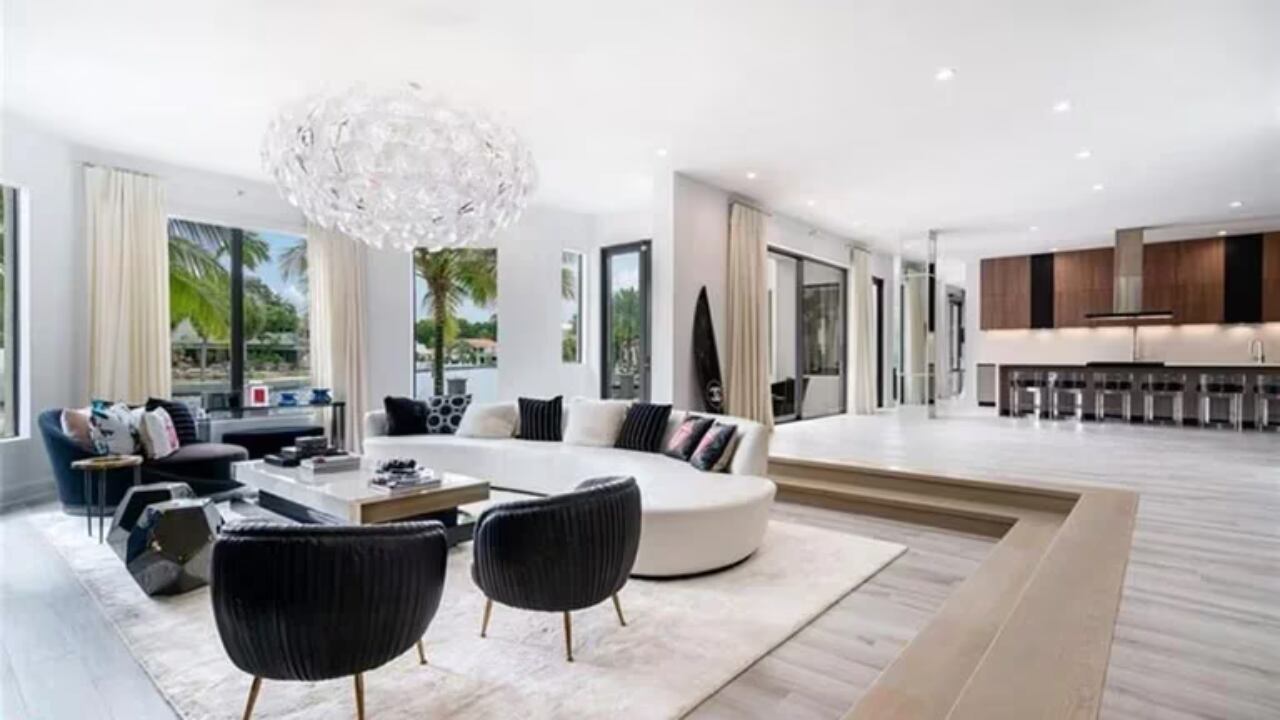 La amplia sala de la nueva mansión de Lionel Messi y su familia