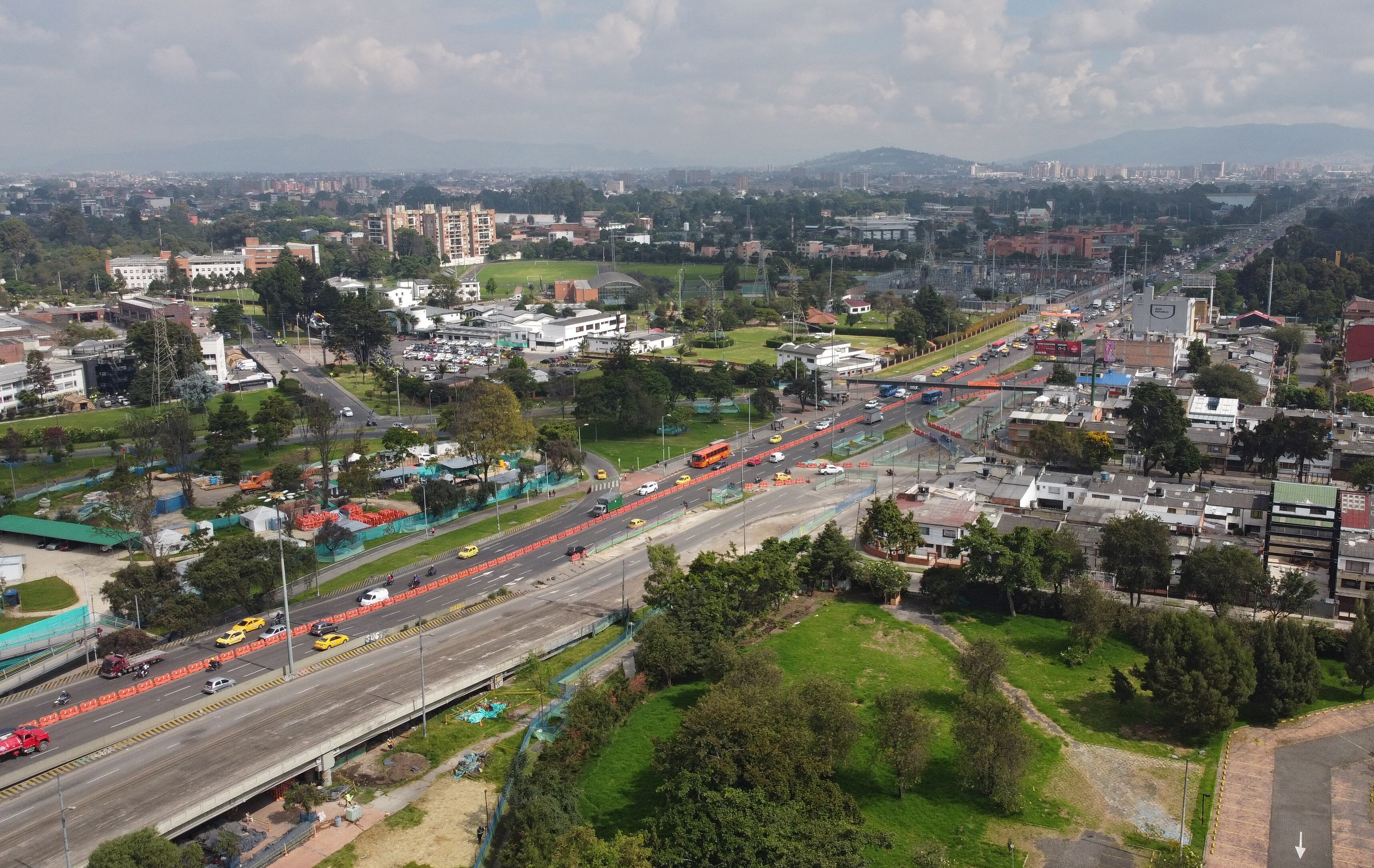 Obras de transmilenio en el puente de la avenida 68 con avenida el Dorado