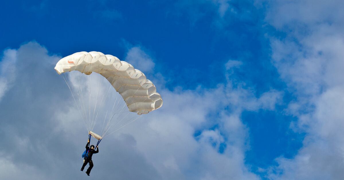 El paracaidismo es considerado como un deporte extremo.