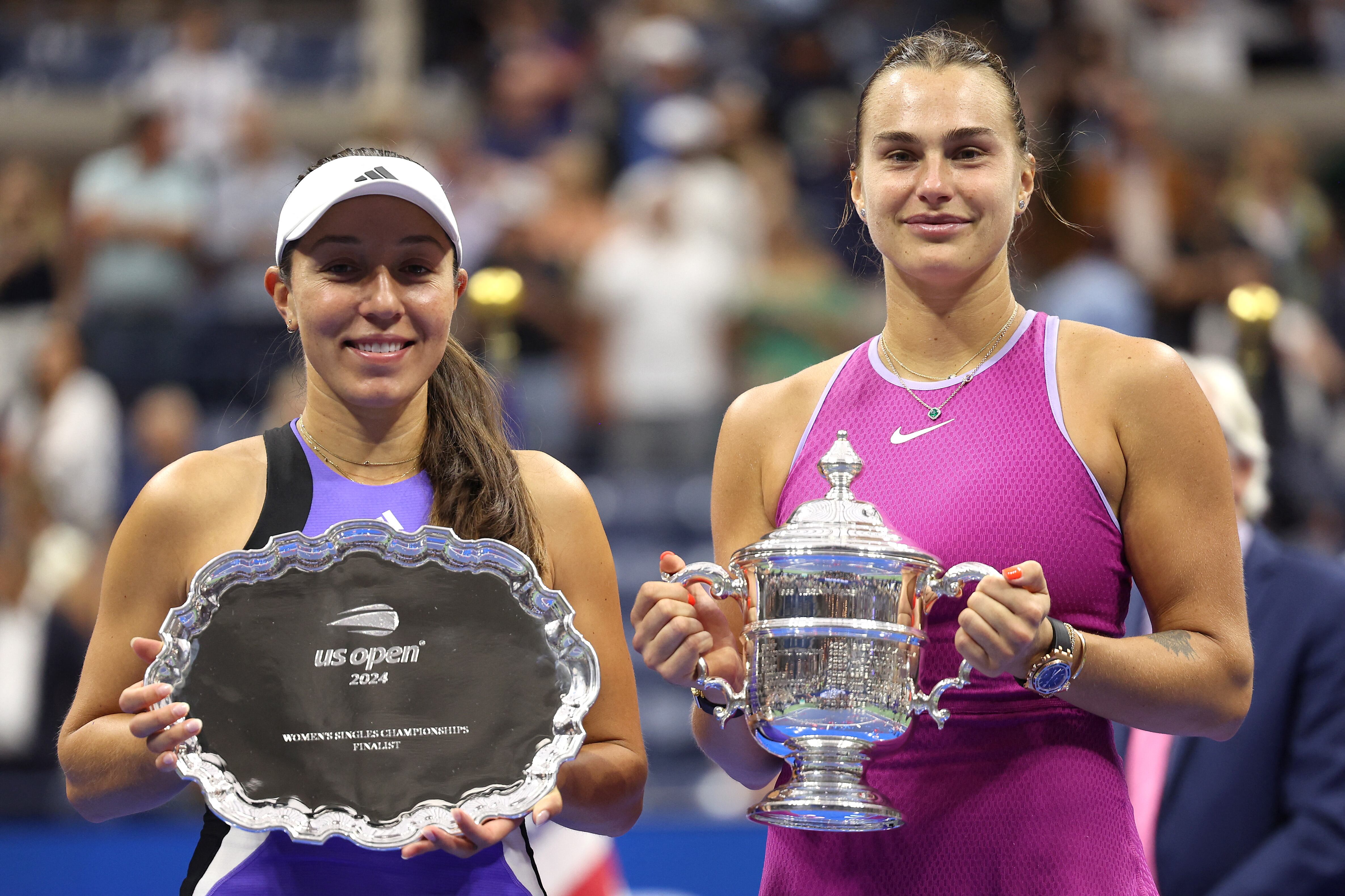 NEW YORK, NEW YORK - SEPTEMBER 07: (L-R) Jessica Pegula of the United States and Aryna Sabalenka of Belarus pose for a photo with their trophies following the Women's Singles Final match between and on Day Thirteen of the 2024 US Open at USTA Billie Jean King National Tennis Center on September 07, 2024 in the Flushing neighborhood of the Queens borough of New York City.   Jamie Squire/Getty Images/AFP (Photo by JAMIE SQUIRE / GETTY IMAGES NORTH AMERICA / Getty Images via AFP)