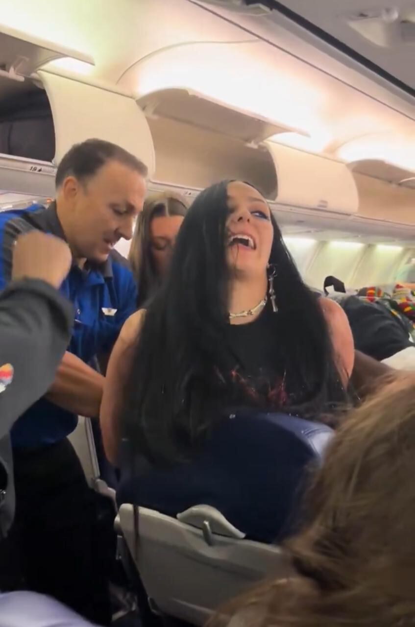 La mujer fue  fue bajada del avión esposada tras sufrir una crisis nerviosa violenta