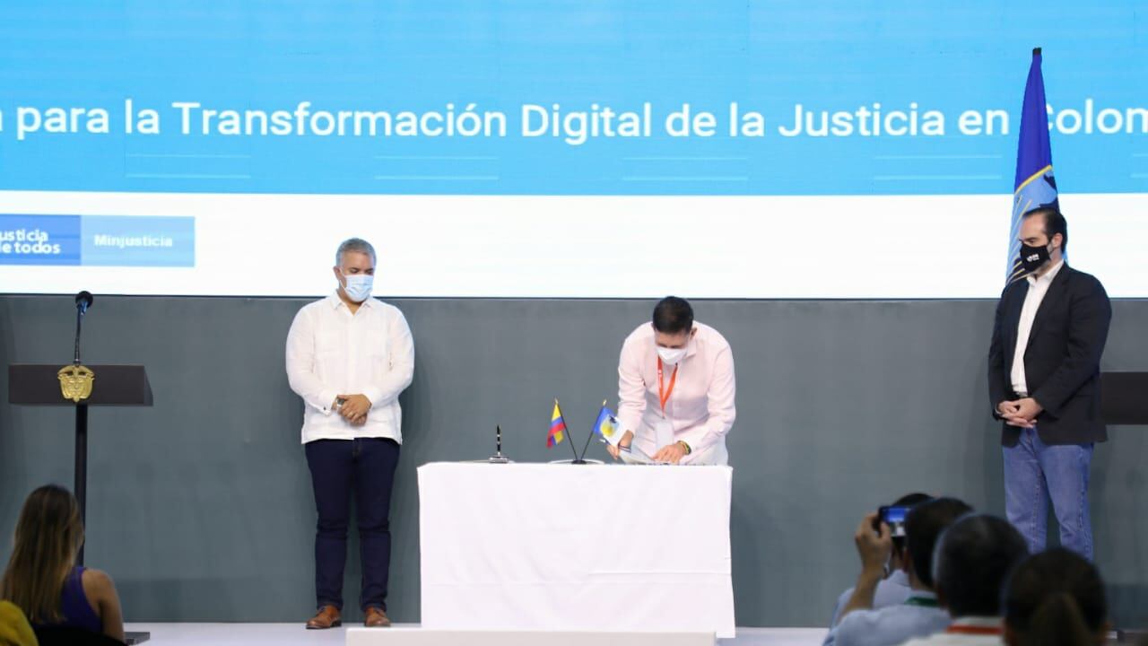 Momento de la firma del crédito del BID para la modernización de la justicia en Colombia.