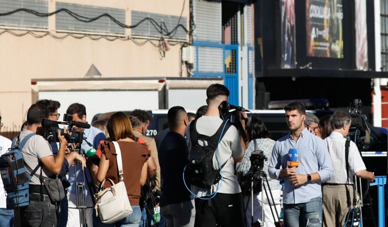 Medios de comunicación siguen de cerca los hechos posteriores del incendio en una discoteca en Murcia, España