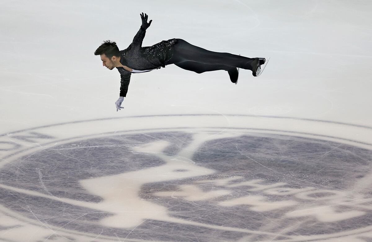 El italiano Ivan Righini realiza su rutina de patinaje artístico en Osaka, Japón. (AP)