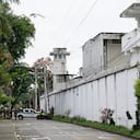 La policía vigila una prisión después de un incendio mortal en el interior, en Tulua, Colombia, el martes 28 de junio de 2022. Las autoridades dicen que al menos 49 personas murieron después de que estalló el incendio durante lo que parecía ser un intento de motín la madrugada del martes. (Foto AP/Juan José Horta)