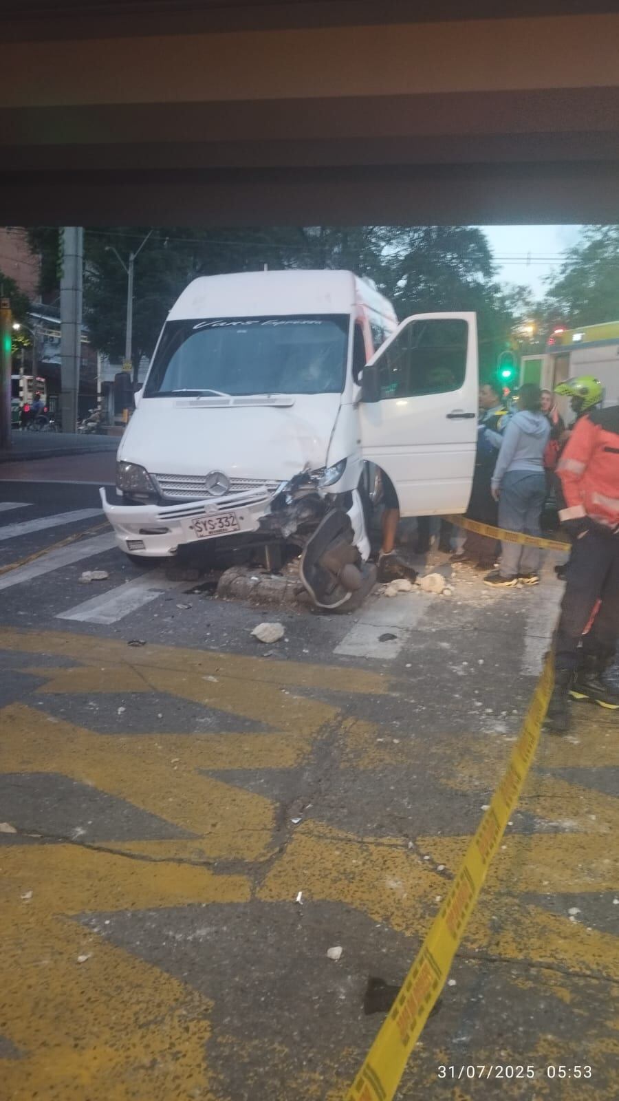 Accidente cobra la vida de una mujer, peatón, que esperaba en el separador de la avenida 80 en Medellín.