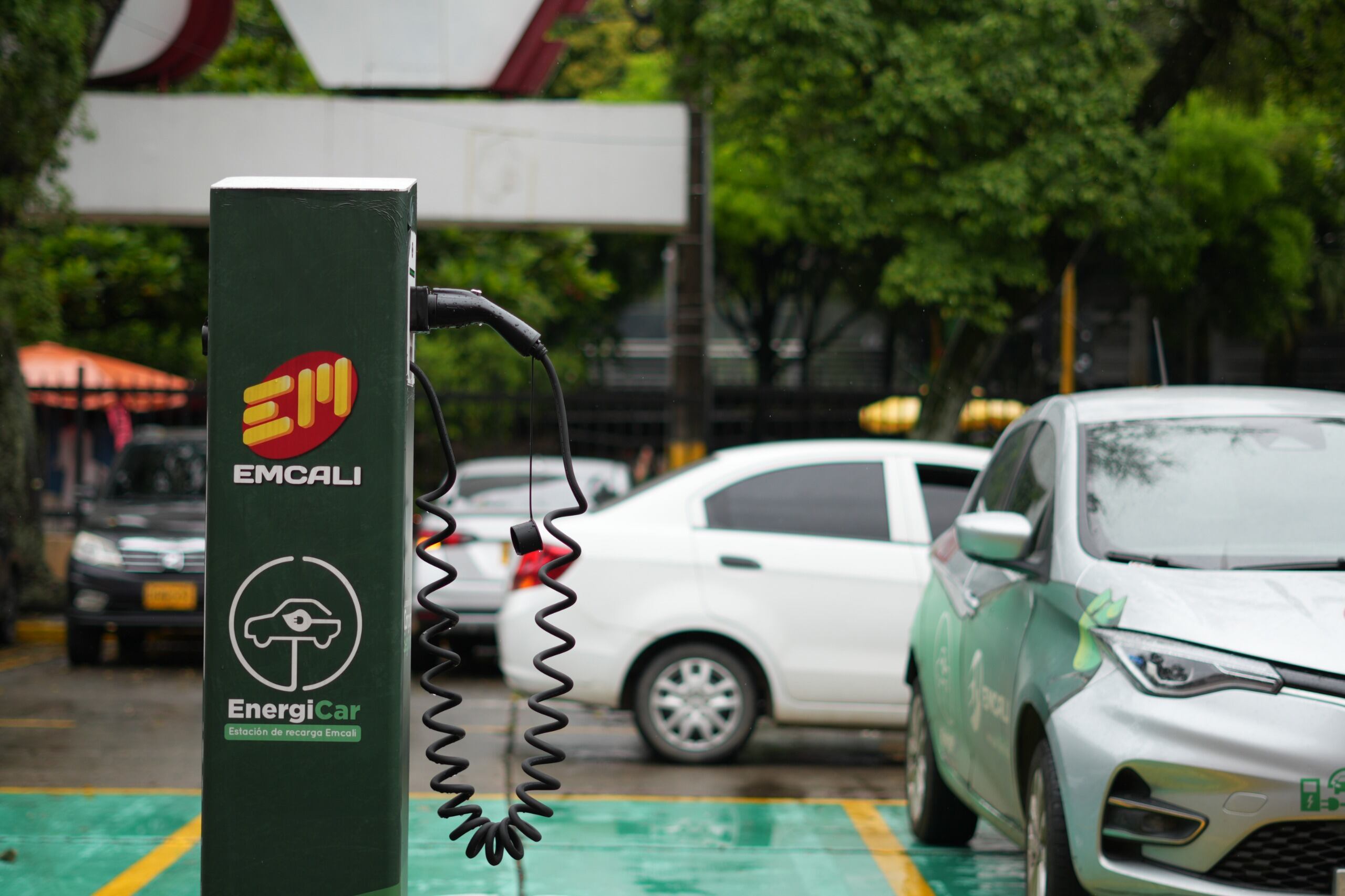 EMCALI REACTIVA PUNTOS DE RECARGA PARA VEHÍCULOS ELÉCTRICOS Y LANZA NUEVA APLICACIÓN MÓVIL