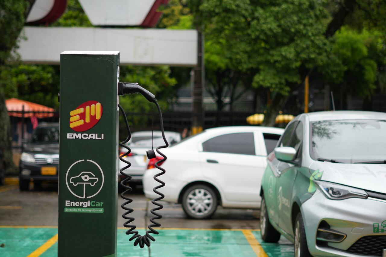 EMCALI REACTIVA PUNTOS DE RECARGA PARA VEHÍCULOS ELÉCTRICOS Y LANZA NUEVA APLICACIÓN MÓVIL