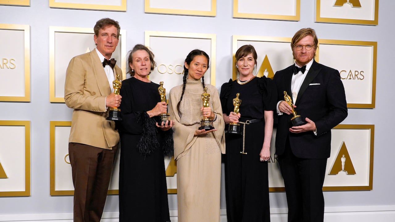 Zhao con Peter Spears, Frances McDormand, Mollye Asher y Dan Janvey, sus compañeros en Nomadland, luego de ser galardonados por la cinta.
