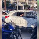 Los mensajes que plasmó en el carro la mujer celosa despiertan burlas en redes sociales.