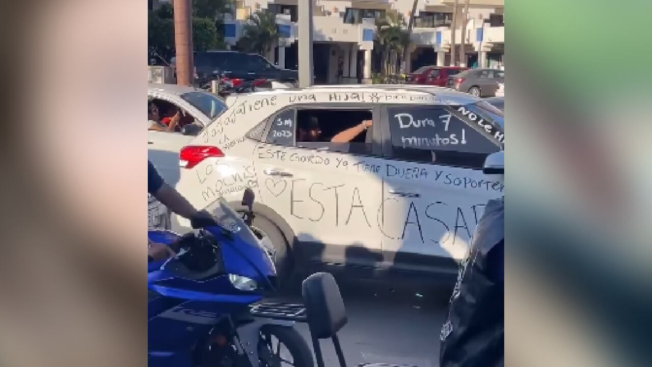 Los mensajes que plasmó en el carro la mujer celosa despiertan burlas en redes sociales.
