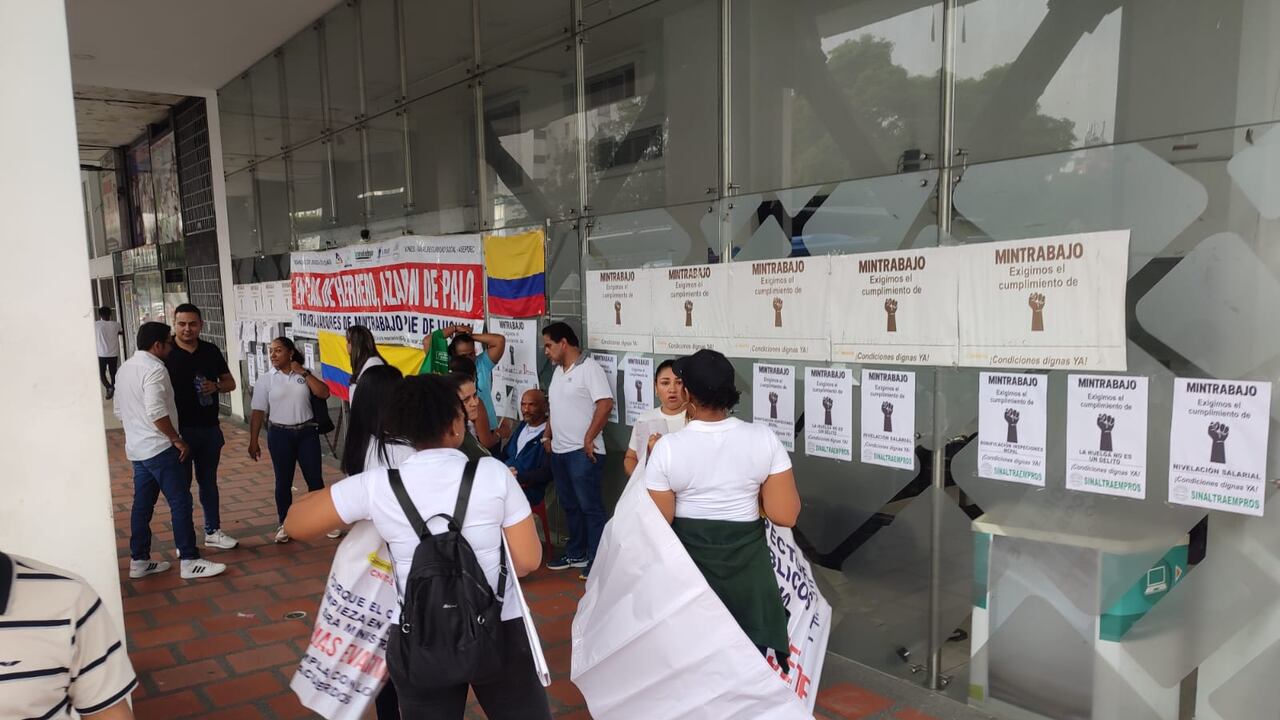 En Cali también se desarrolla la huelga de Mintrabajo.