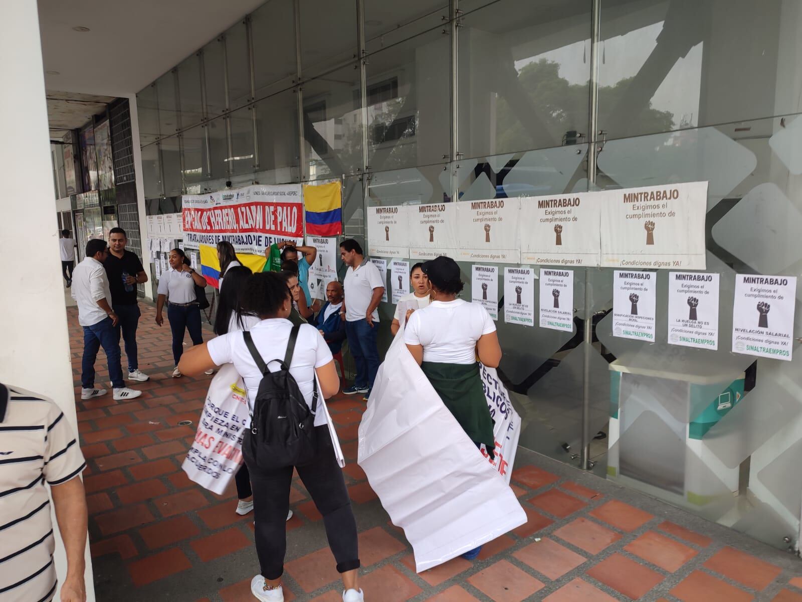 En Cali también se desarrolla la huelga de Mintrabajo.