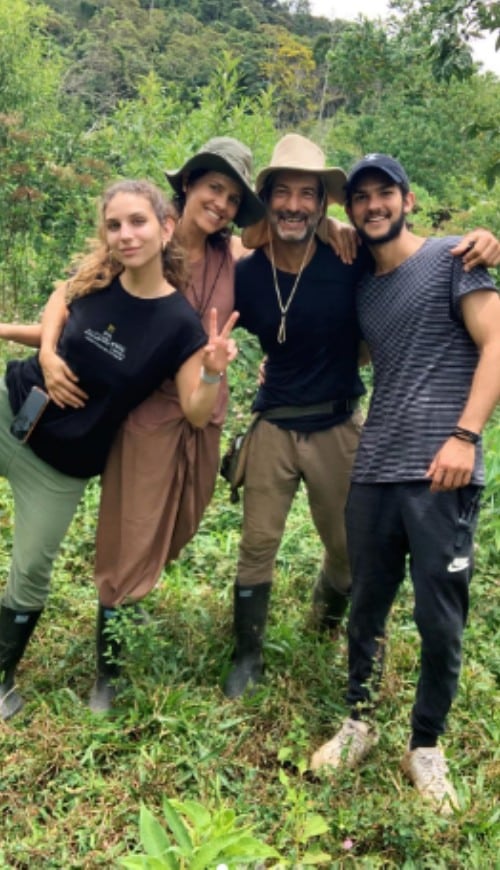 Sofía, Alejandro y Emilio Estrada junto a Paola Turbay.