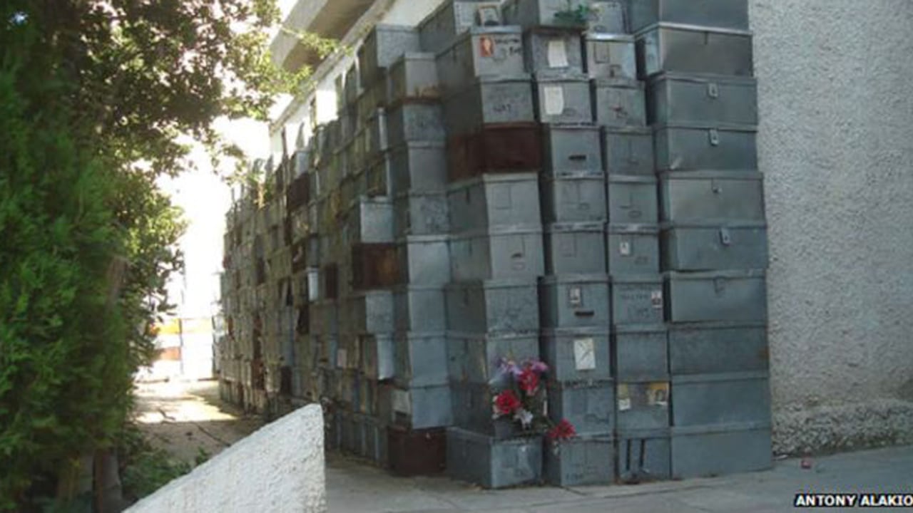 Debido a la congestión en los cementerios, en Atenas las personas solo pueden estar enterradas por unos tres años. Luego son exhumados y sus restos son guardados en cajas de metal, hasta que sus allegados definen qué hacer.