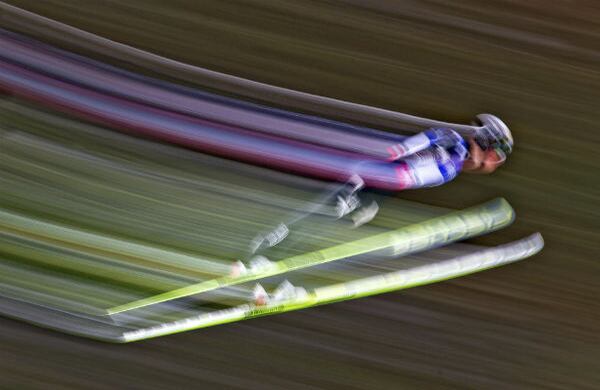 El italiano Samuel Costa compite en la prueba de salto de trampolín grande en el campeonato mundial de esquí nórdico en Predazzo, Italia. (EFE)