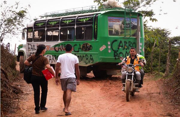 Los carros bomba se han vuelto tan frecuentes que la gente continúa su camino pasando junto a ellos, como ocurrió con este, instalado a unos dos kilómetros de la entrada a El Tarra y que taponó la vía por varios días. Nunca se sabe si son falsos o reales, y nadie, por supuesto, se pone a comprobarlo hasta la llegada de equipos especializados de explosivos de Cúcuta o Bogotá, lo que puede tomar, con frecuencia, hasta una semana.