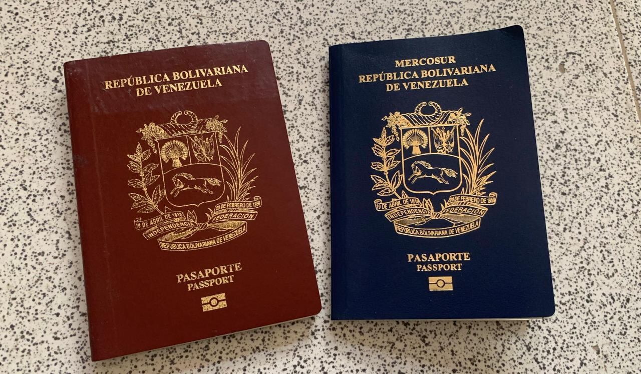 Pasaporte antiguo y nuevo pasaporte de Venezuela